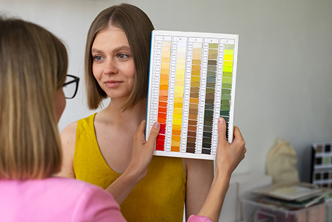side-view-woman-with-color-palette (1)